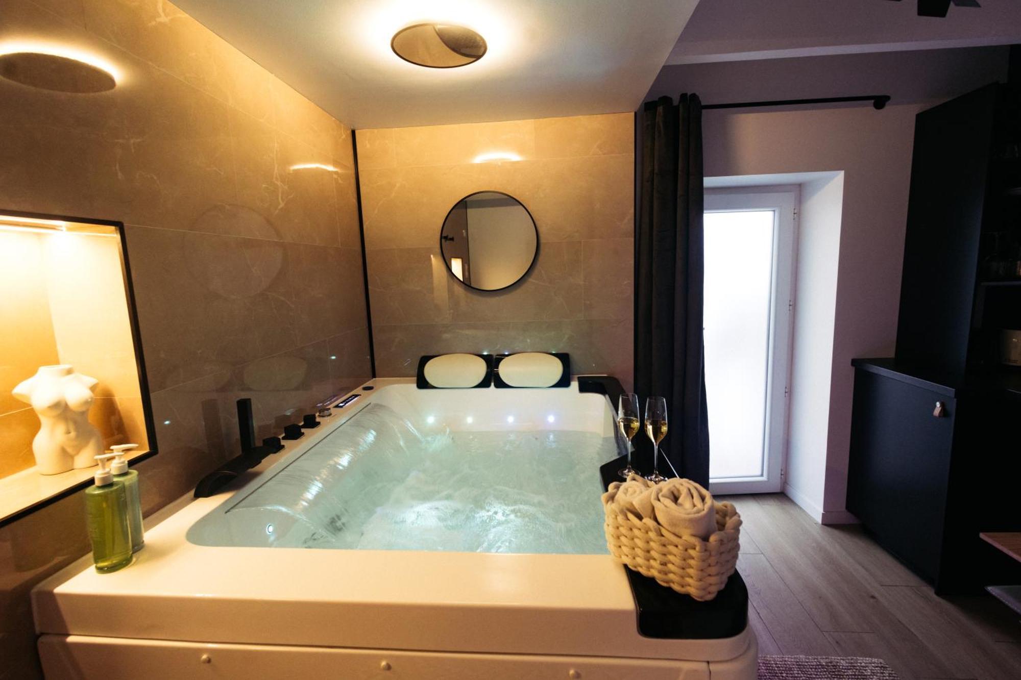French Klss - Love Room By Prim0 C0Nciergerie Clermont-Ferrand Esterno foto